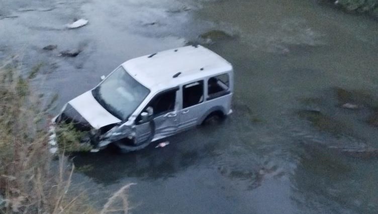 kontrolden cikan arac kars cayina dustu surucu yaralandi 6rFQ9War