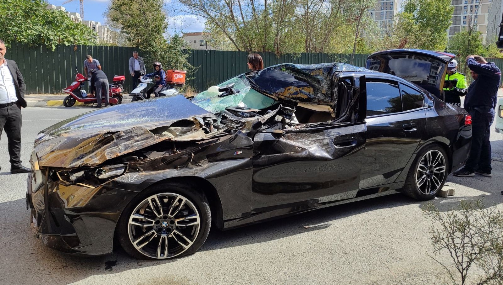 tirin altina giren luks otomobil hurdaya dondu surucu agir yaralandi DyNqXrwO