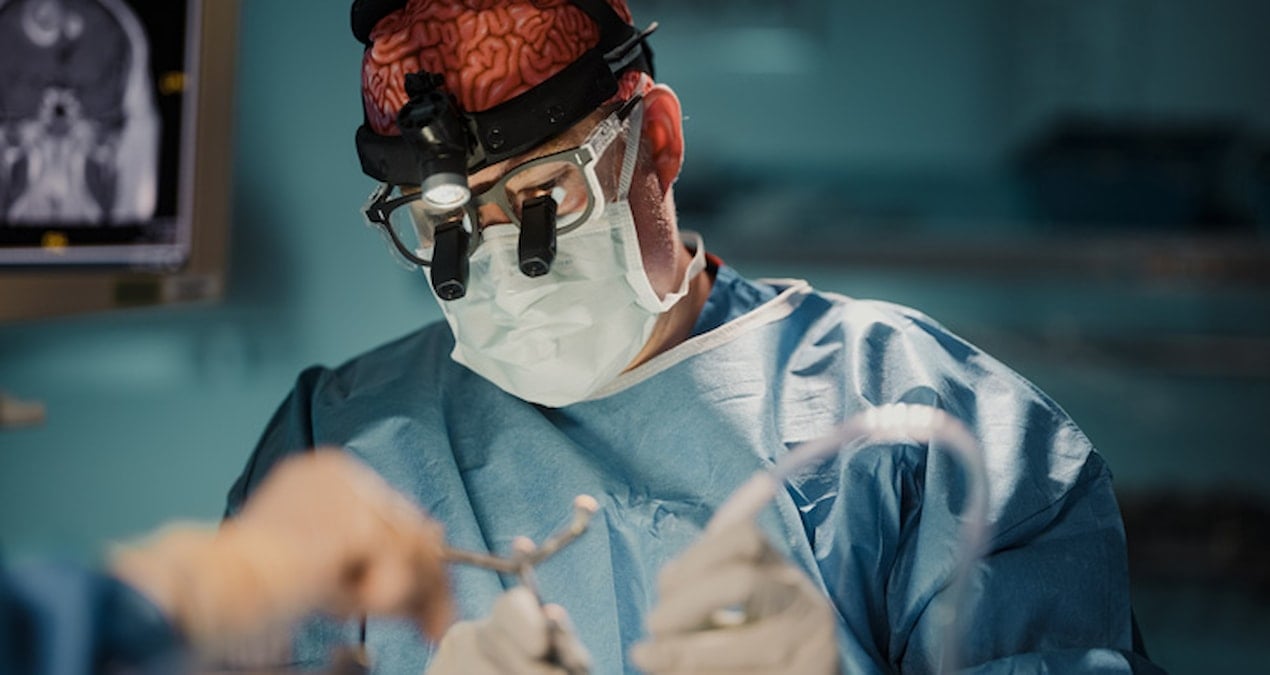 beyin cerrahi ameliyata girdi matkap verdigi 12 yasindaki kizina del dedi 6jPJl1Cl.jpg