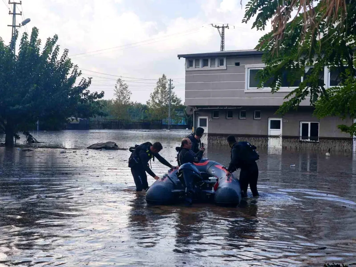 hatayda siddetli yagisla mahsur kalan vatandaslar kurtarildi BnhbAw1h.jpg