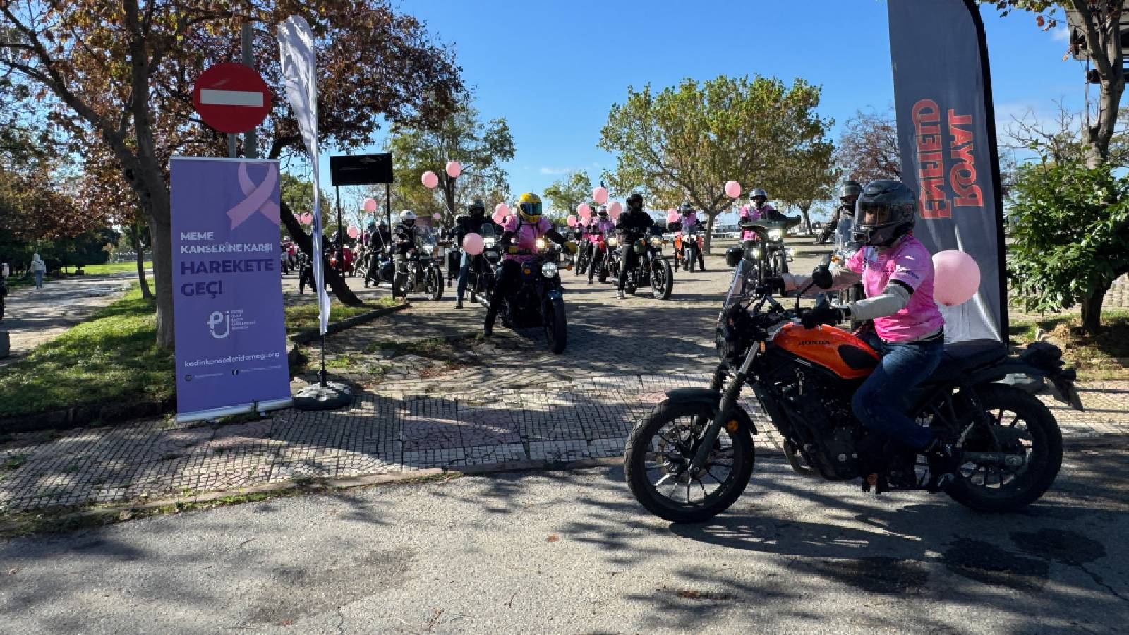 kadikoyde meme kanserinde farkindalik icin motosiklet ve bisiklet turu jsNNSVE1.jpg