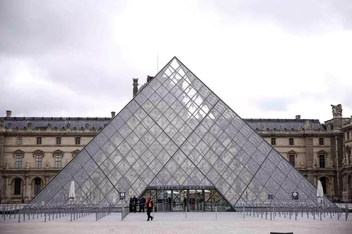 louvre muzesinde soygun iki supheli gozaltinda bMpPEXuM.jpg
