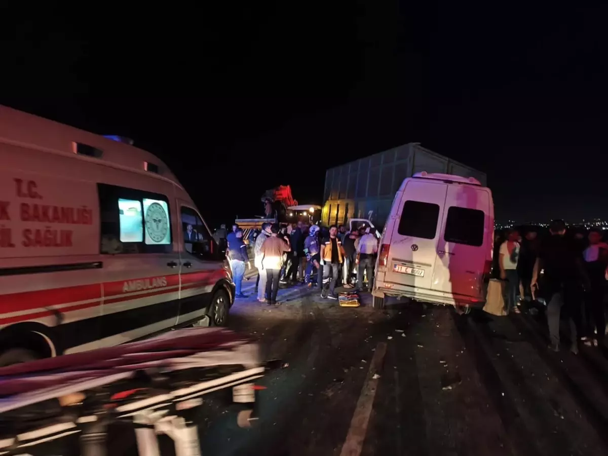 reyhanlida servis minibusu traktore carpti 14 yarali 7BypzDaU.jpg