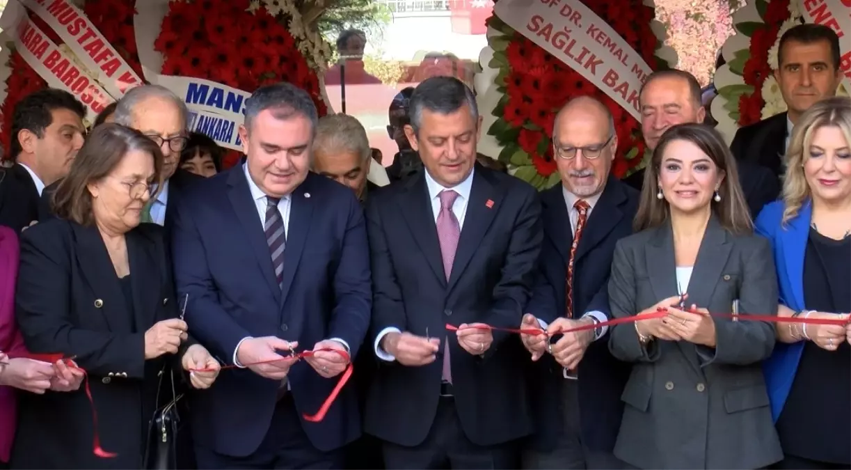 ozgur ozel eczacilik muzesinin acilisini yapti PBipS68N.jpg