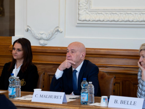 Fransız Senatosu’nda Trump’a Türk atasözlü sert çıkış: Saray sirke dönüşür