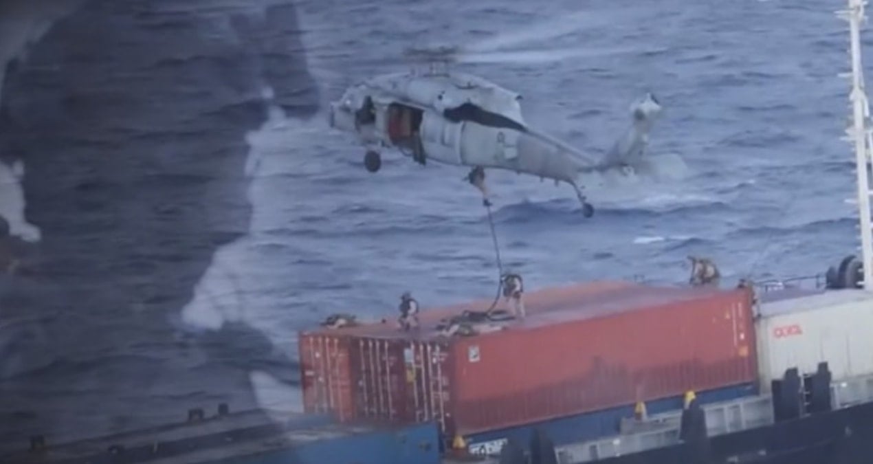 Umman Denizi’nde ABD Askerlerinden Gemiye Çıkarma Operasyonu