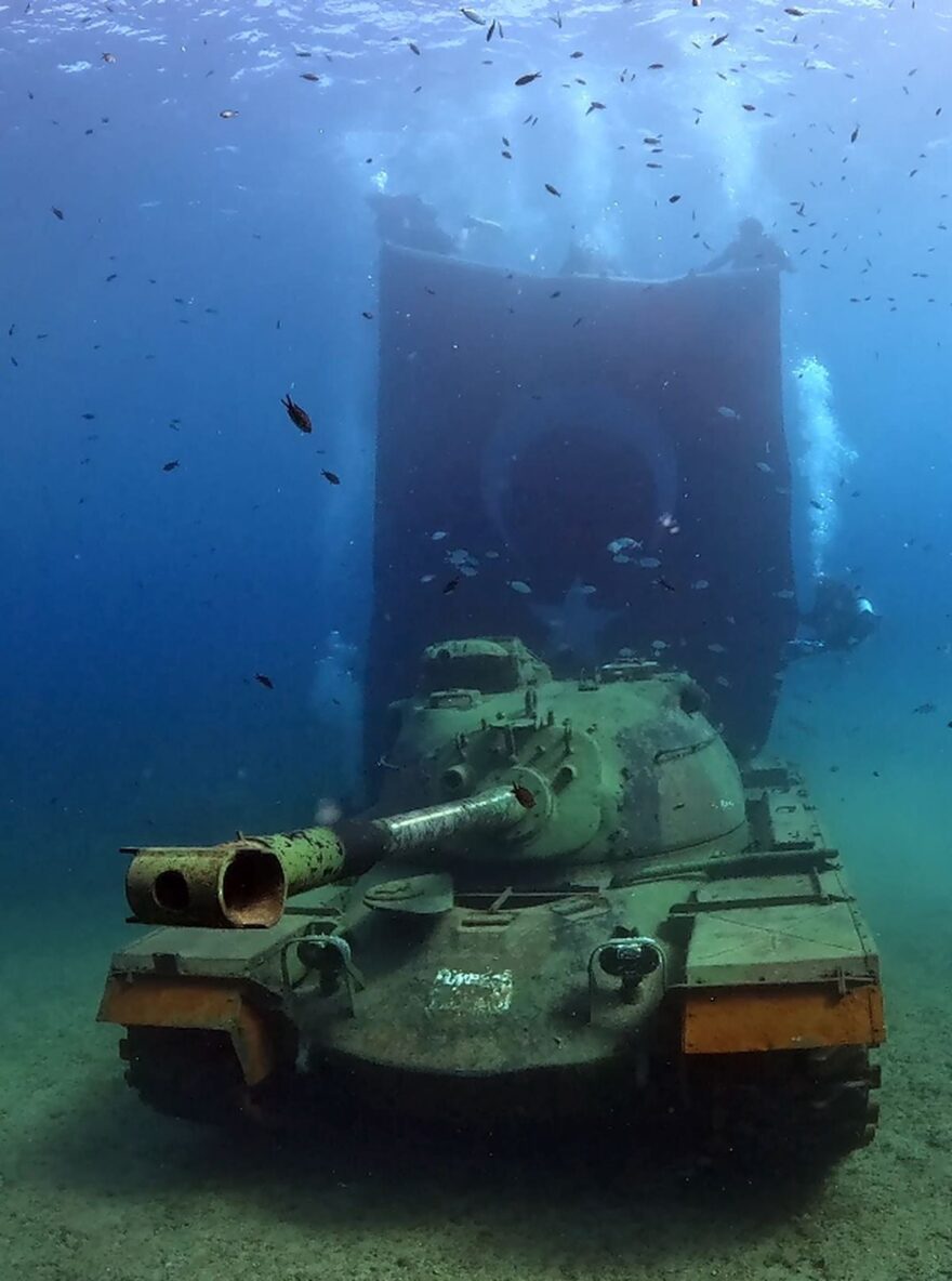 19 Mayıs Kutlamaları: Dalgıçlar Saros’ta Tank Batığında Dev Türk Bayrağıyla Dikkat Çekti