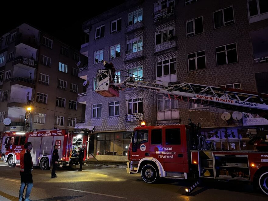 Kayseri’de 4 Katlı Binanın Bodrumunda Yangın Çıktı