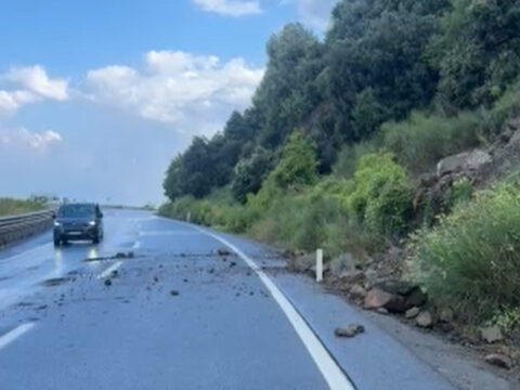 Zonguldakta heyelan toprak ve kaya parcalari yolu kapatti mVFkfQQm